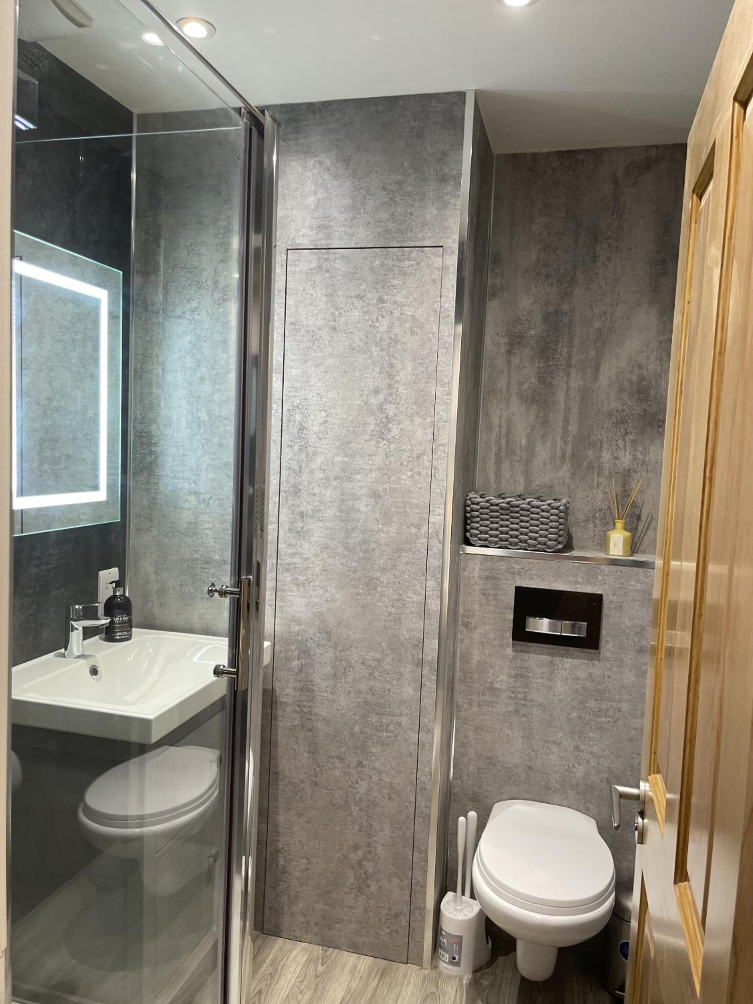 Superb Townhouse Near Vibrant Gloucester Road Bristol Eksteriør billede